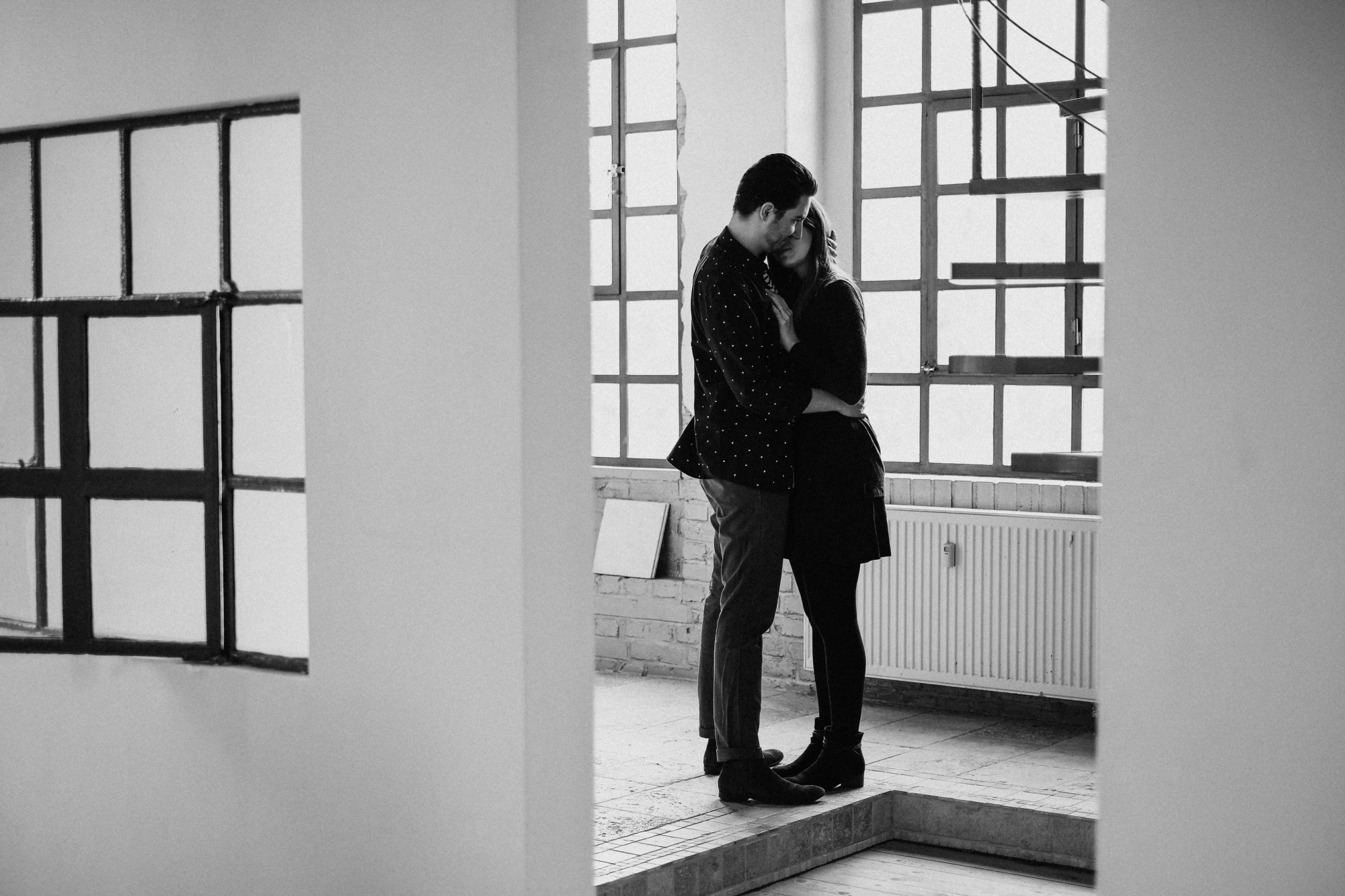 Marcella & Erol - Verlobungsshooting im Loft - Mira Niessen Fotografie Hochzeitsfotograf Aachen