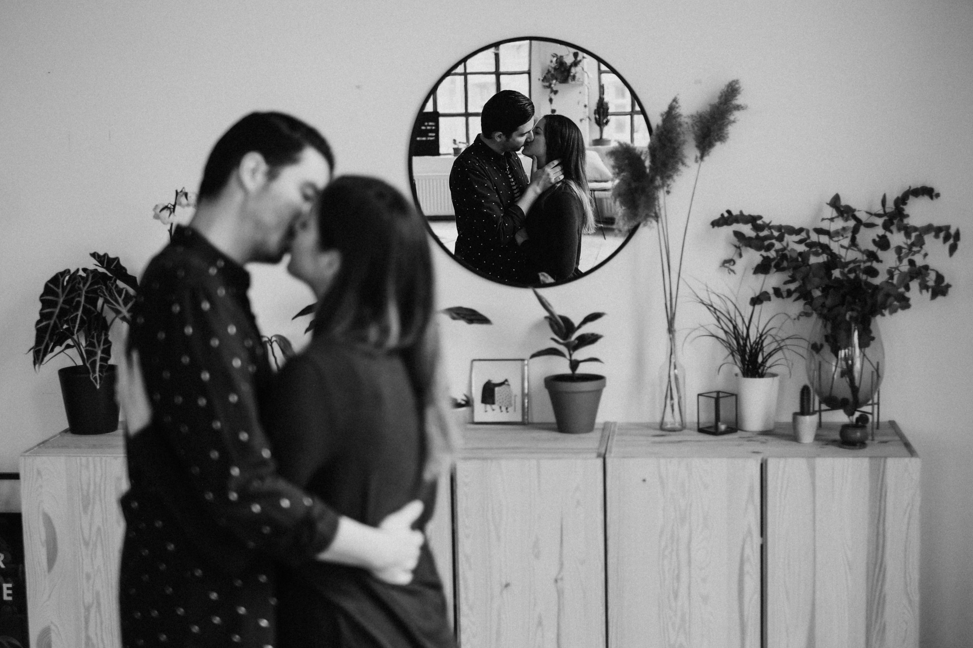 Marcella & Erol - Verlobungsshooting im Loft - Mira Niessen Fotografie Hochzeitsfotograf Aachen